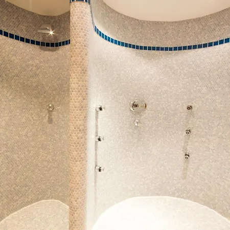 咖尼海因巴奇尔豪富酒店 3*